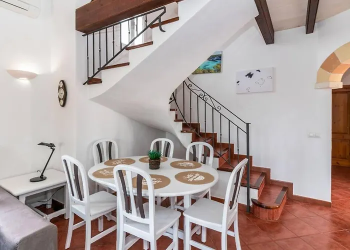 Menorcan Villa, Seaviews, Private Pool & Lush Yard