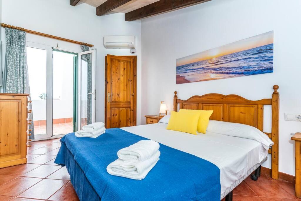 Menorcan Villa, Seaviews, Private Pool & Lush Yard