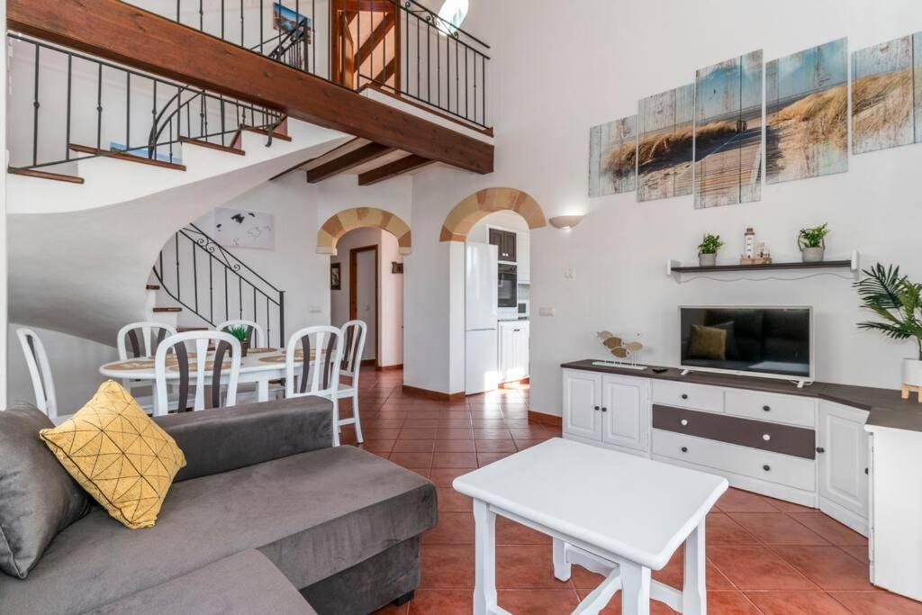 Vil·la Menorcan Villa, Seaviews, Private Pool & Lush Yard