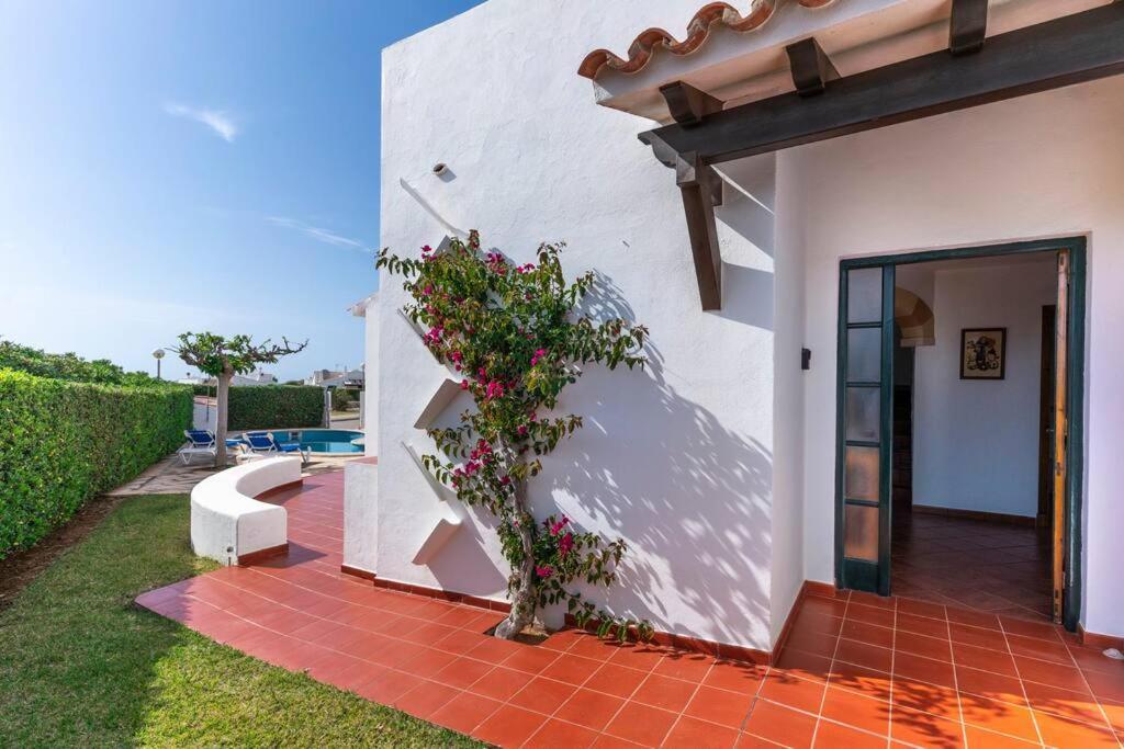 Vil·la Menorcan Villa, Seaviews, Private Pool & Lush Yard *