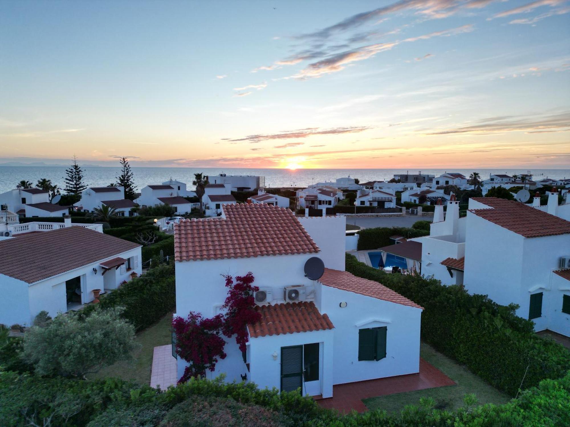 Menorcan Villa, Seaviews, Private Pool & Lush Yard *