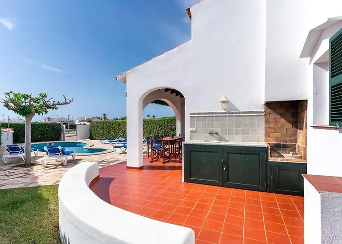 Menorcan Villa, Seaviews, Private Pool & Lush Yard
