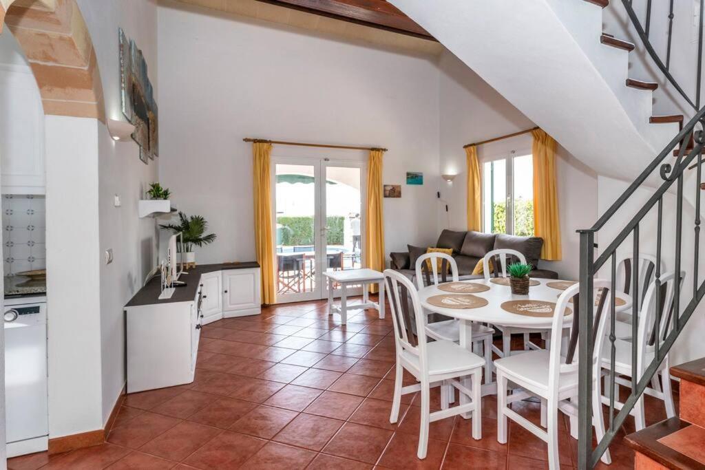 Menorcan Villa, Seaviews, Private Pool & Lush Yard * Cala 'n Bosch